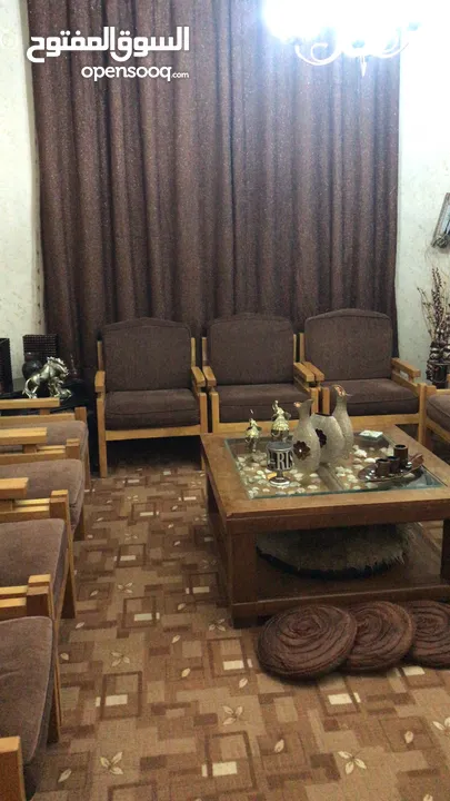 مستودع طابقين + شقتين للسكن+ برج اتصالات على السطح مؤجر مخيم الزرقاء قرب مدارس وكالة الغوث