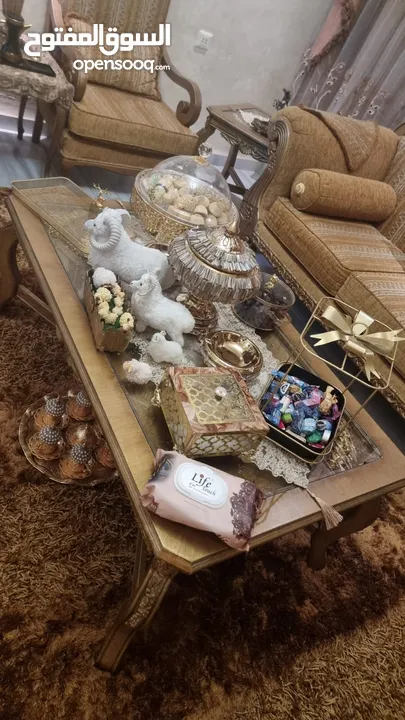 طقم كنب وطقم طاولات وسط وطقم طاولات سيرفس و برادي للبيع بسعر مغري جميع الاثاث تفصيل لا يوجد اي كسر