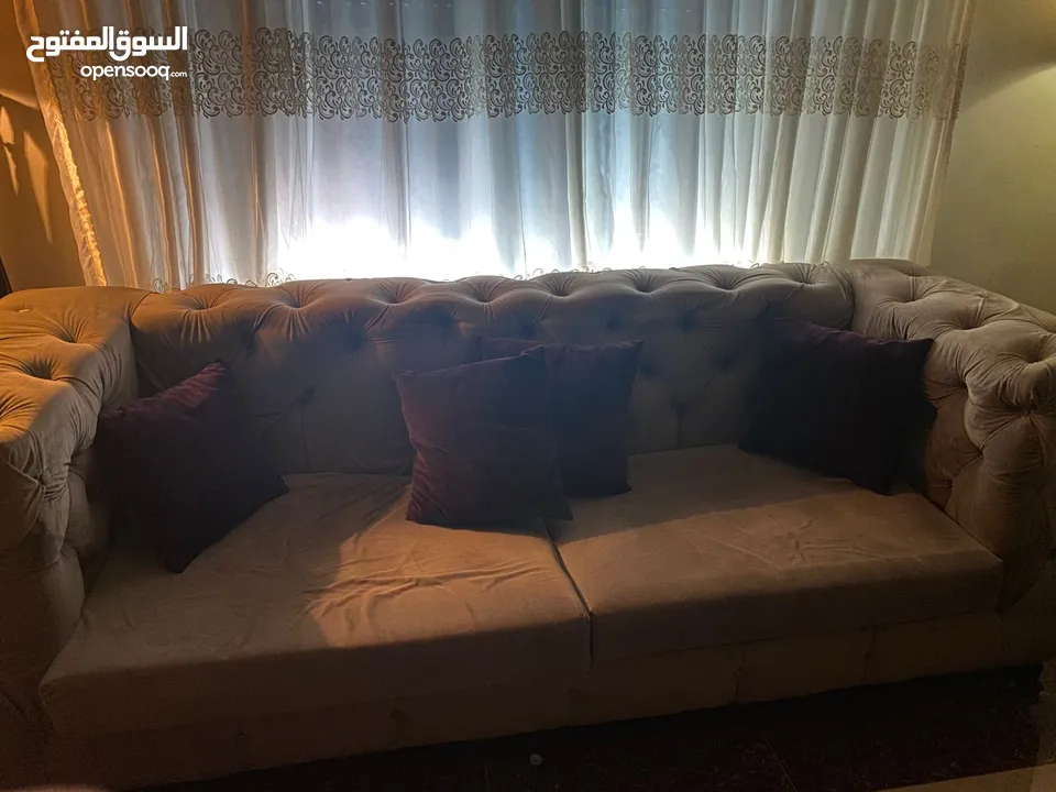 طقم كنب فاخر للبيع استعمال بسيط خشب زان ولاتيه ثقيل لايحتاج للصيانه