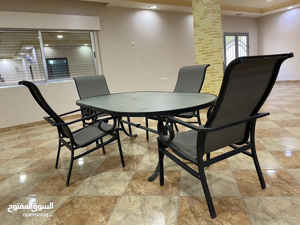طاولة قزاز خارجية مع اربع كراسي