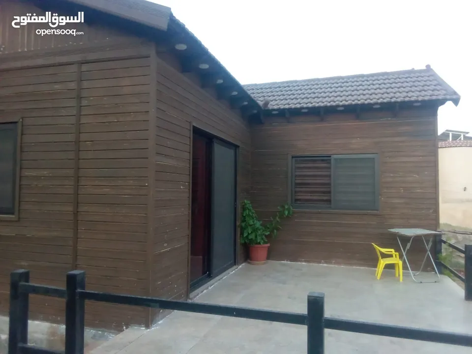كوخ خشبي تصميم اوروبي مفروش اطلاله رائعه السعر 56000 ... من المالك مباشره ...
