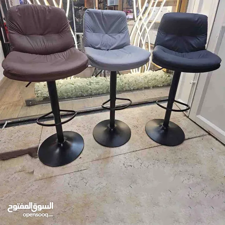 كرسي بار عصري للمطبخ هو الخيار الأول مصمم بمعدن قوي قواعد ناعمه و مريحه تعزز من الراحة و الأناقة