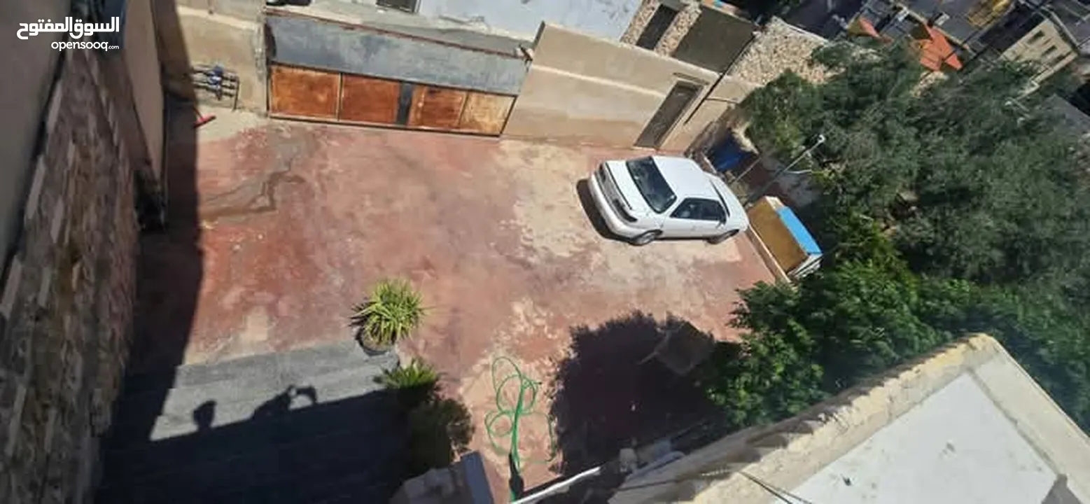 بيت طابقين