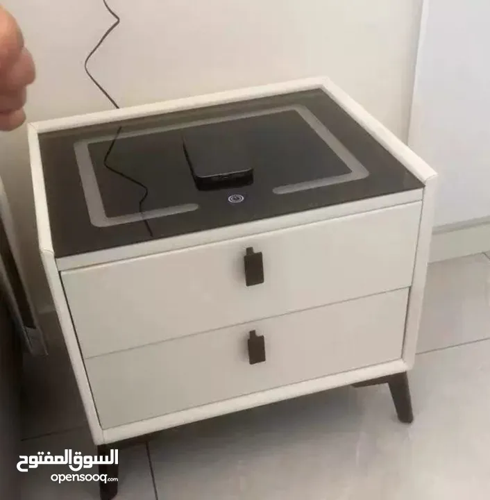 كومود / طاولة جانبية عصرية متعددة الاستخدامات  حوّل غرفتك لفضاء أذكى وأجمل مع الطاولة الجانبية