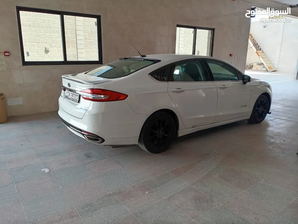 فورد فيوجن SE فل كامل فحص كامل مقاعد كهرباء مقاعد جلد فتحه فسقف والعديد من المواصفات سياره ممشى قليل