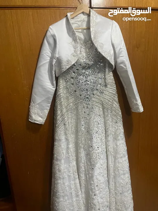فستان عروس أبيض مزين بالشوافريسكي الأصلي
