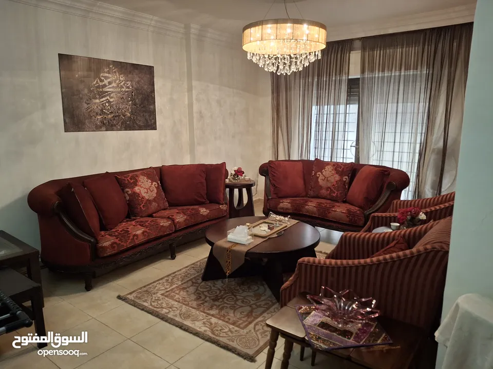 طقم كنبايات ضيوف خشب صندل بحاله جيدة جدا و طقم طاولات وسط و طاولتين جانبيات