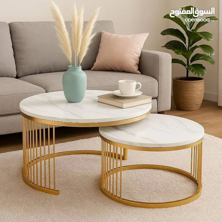 طاولات مودرن متداخلة فخمة تصميم راقٍ يجمع بين البساطة والأناقة، سطح رخامي أبيض بنقشة طبيعية