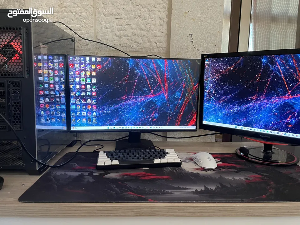 Pc للبيع مع شاشتين وماوس وكيبورد وسماعه