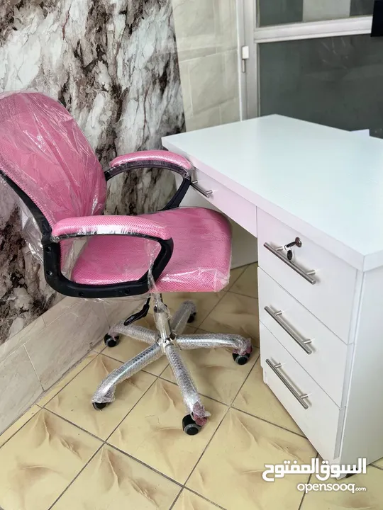 جهّز زاوية عملك براحة وأناقة! مكتب عملي أنيق كرسي دوّار مريح يدعم ظهرك لساعات العمل الطويلة،