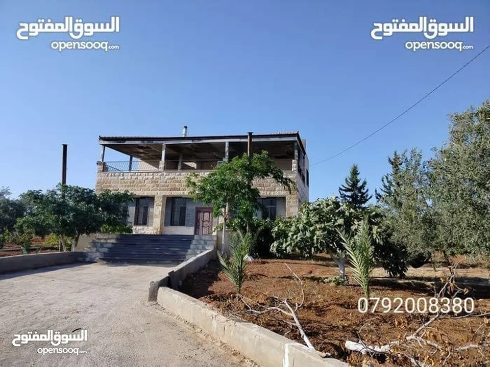 مزرعة لقطة مميزة مع بيت طابقين مطلة ومرتفعة