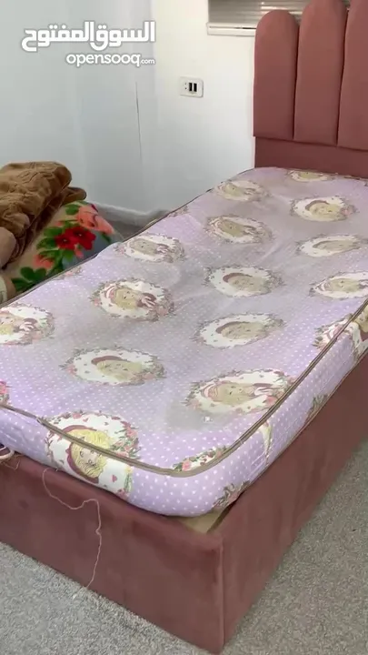 غرفة نوم شبابي بحاله جيده للبيع تسريحه بحاجه لمرآه