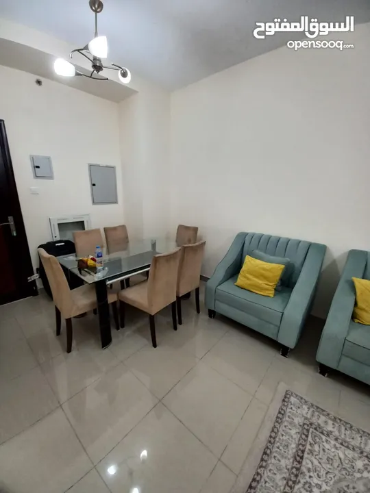 (وائل)متاح شقة غرفة وصالة للايجار الشهري في الشارقة التعاون حمام مع بلكونة شامل انترنت مجاني