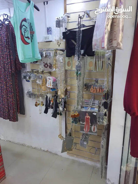 محل ألبسه للبيع مع كافة مستلزمات وديكور ولبضاعه او بيع الديكور ولبضاعه بدون المحل