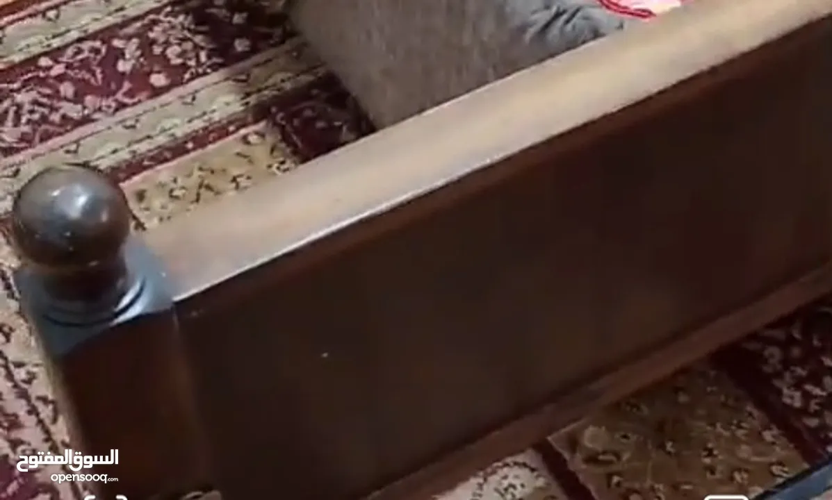 سرير خشب زان مفرد ونص بحالة ممتازة مفرش حديد