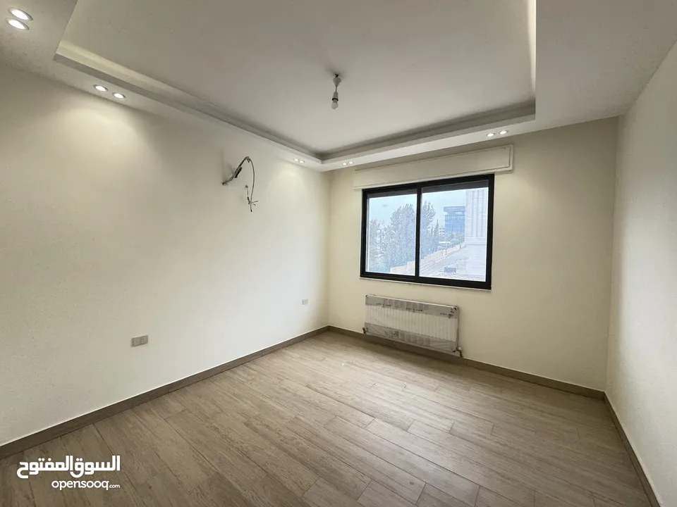شقة مميزة طابق اول بأجمل مناطق خلدا مساحة واسعه 240م بسعر مميز