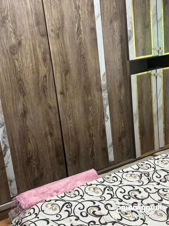 غرفة جلوس مع طاوله تلفزيون مع طاولات وسط بحاله ممتازه