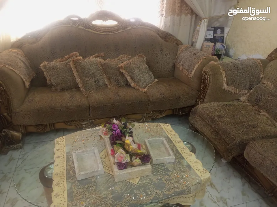 كنبايات مع طاولاتها