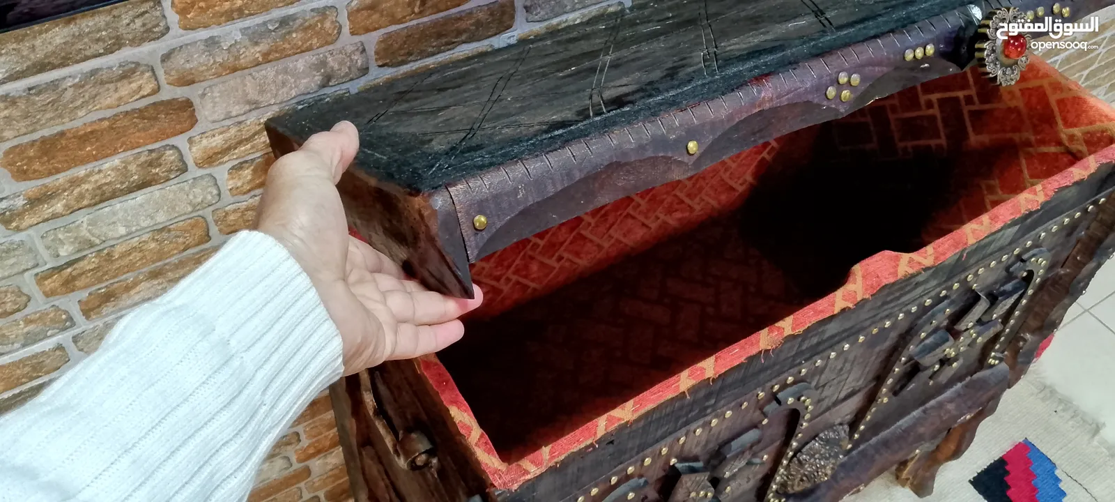 صندوق العروس ( سبت ) خشب ثقيل انتيكا تحفه في غاية الجمال  طاولة وسط انتيكا خشب ثقيل مع صندوق اسفلها