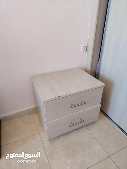تخت عدد 2 واحد بصندوق مع بيرو وكمودينه