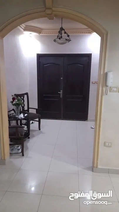 شقه من فيلا(غير مفروشة )للايجار طابق اول ب 360 ويوجد شقة صغيره طابق ارضي مدخل مستقل (غير مفروشة)150د