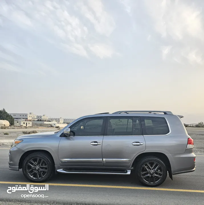 لكسز LX570 خليجي عمان مصيون كامل لون مميز الداخل والخارج للبيع   Lexus LX570 for sale