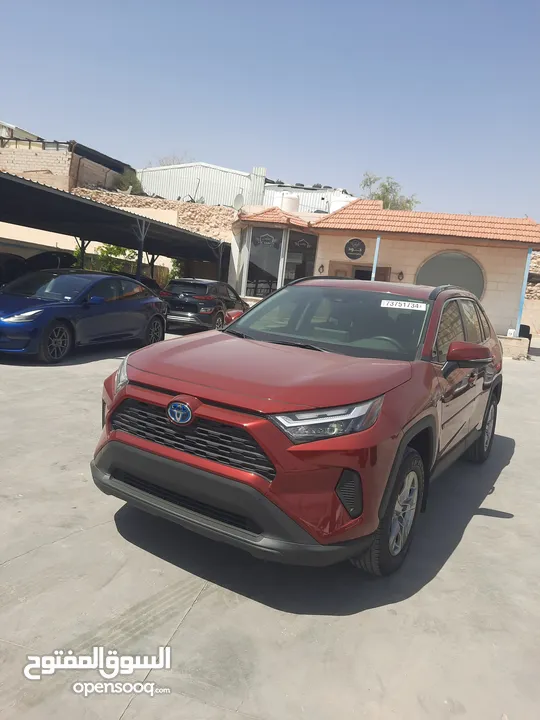 تويوتا راف فور XLE موديل 2022 لون خمري داخل جلد اسود عداد قليل