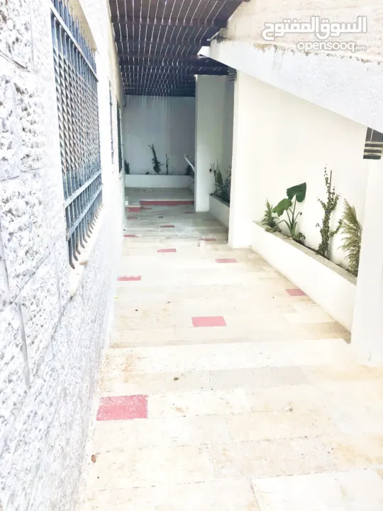 شقة مع حديقة للبيع