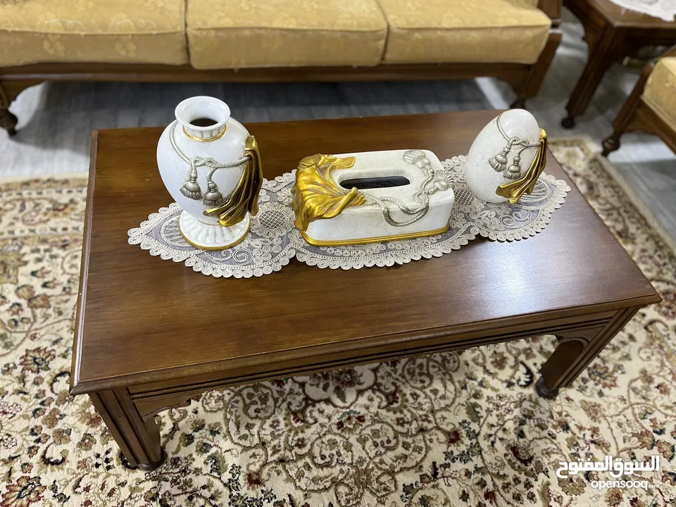 طقم كنب مع سفرة للبيع