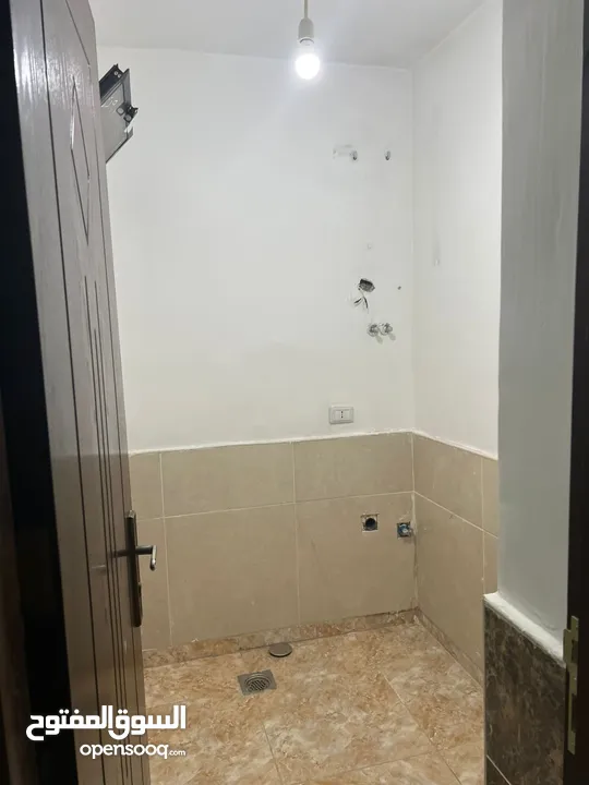 شقة مميزة جدا للبيع بالقرب من مستشفى الأمير حمزة (بسعر مغري)