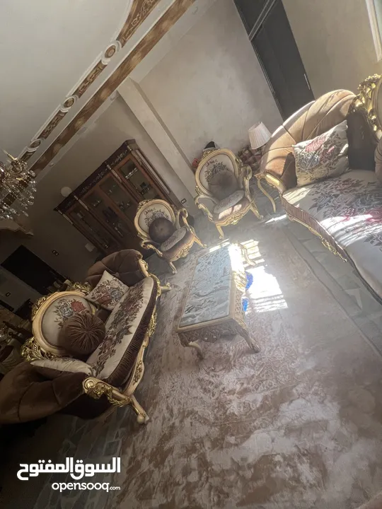 طقم كنب غرفة ضيوف مع طاولة سفرة مصري