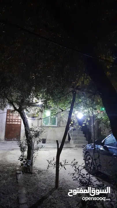 بيت مكون من غرفتين + صاله خارجيه+ صاله داخليه +مطبخ +حمام