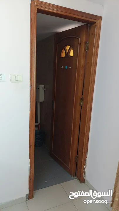 شقه مقابل الاكاديميه واسعه. مطله  سكن طالبات  180م2  بسعر مناسب