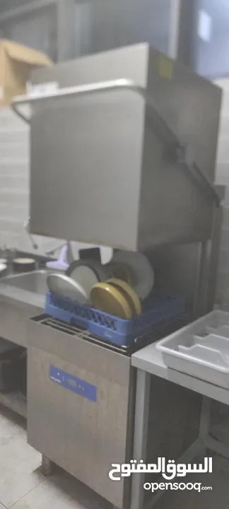 عدة مطعم كاملة مستعملة بحالة جديدة جداً استخدام اشهر فقط متوفر ايضاً تلاجات و فريزرات كبيرة