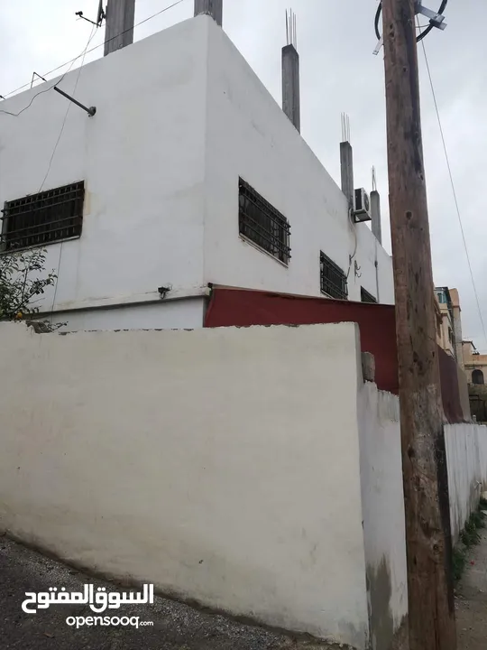 بيت للبيع في الزرقاء حي الزواهرة بين مدرسة رابعة العدوية والمركز الصحي