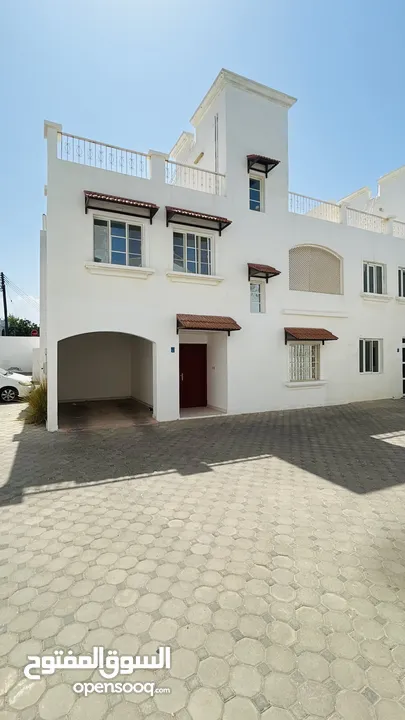 Villa for Rent in prime location in Qurum - فيلا للايجار في موقع مميز في القرم