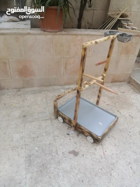 ستاندات ببغاء أحجام وأشكال مختلفة من الخشب ومن المعدن متحركه بعجلات وبدون مع صينية واكواخ كلاب
