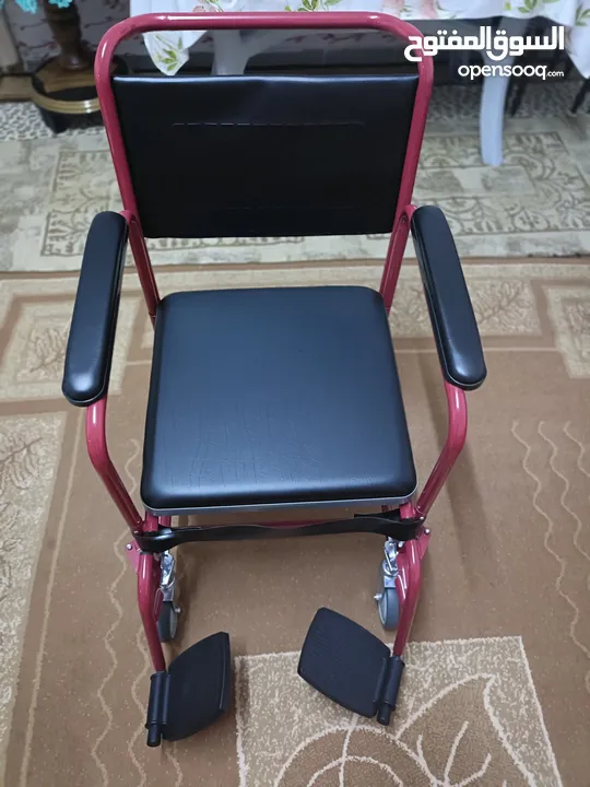كرسي متحرك وحمام في ذات الوقت مع غطاء قابل للازاله يحمل وزن 100 كغ نوع الماني