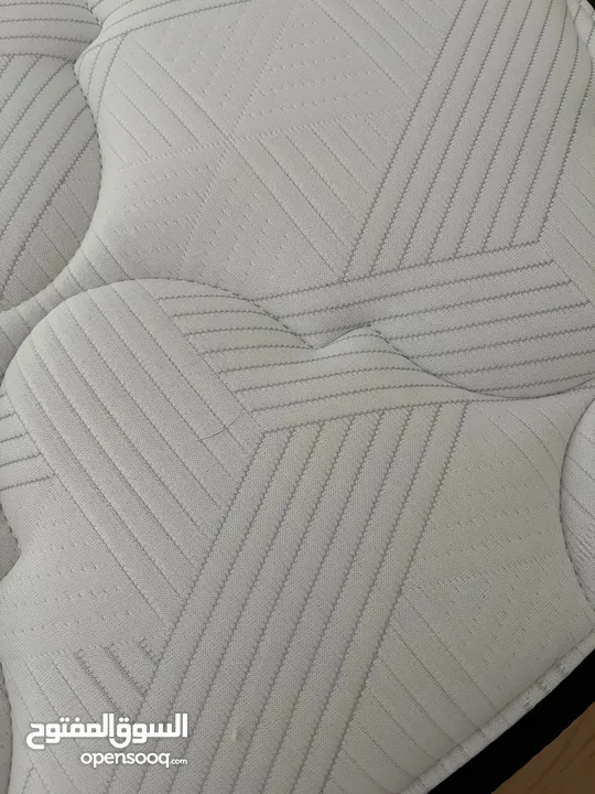 فرشه كينج  حجم مقاس 200x 180 cm  استخدام 10 اشهر فقط.  ممتازه الحال متل الجديد بتخدمك بحدود  10 سنين