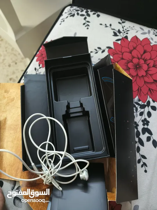 جهاز غني عن تعريف بسعر مناسب غير قابل لبدل  موجود رصيفه معو كرتونه  وسمعات فقط