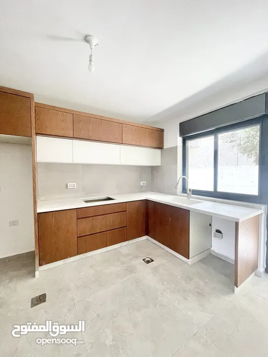 شقة للبيع في عين منجد جديدة مع مطبخ