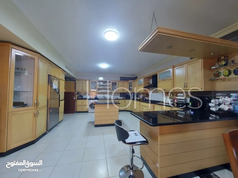 شقة طابقية مفروشة للبيع في عبدون بمساحة بناء 357م