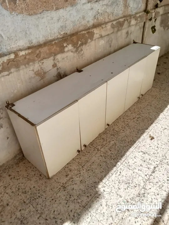 خزانات مطبخ مع مجلى بحوضين بحالة جيدة