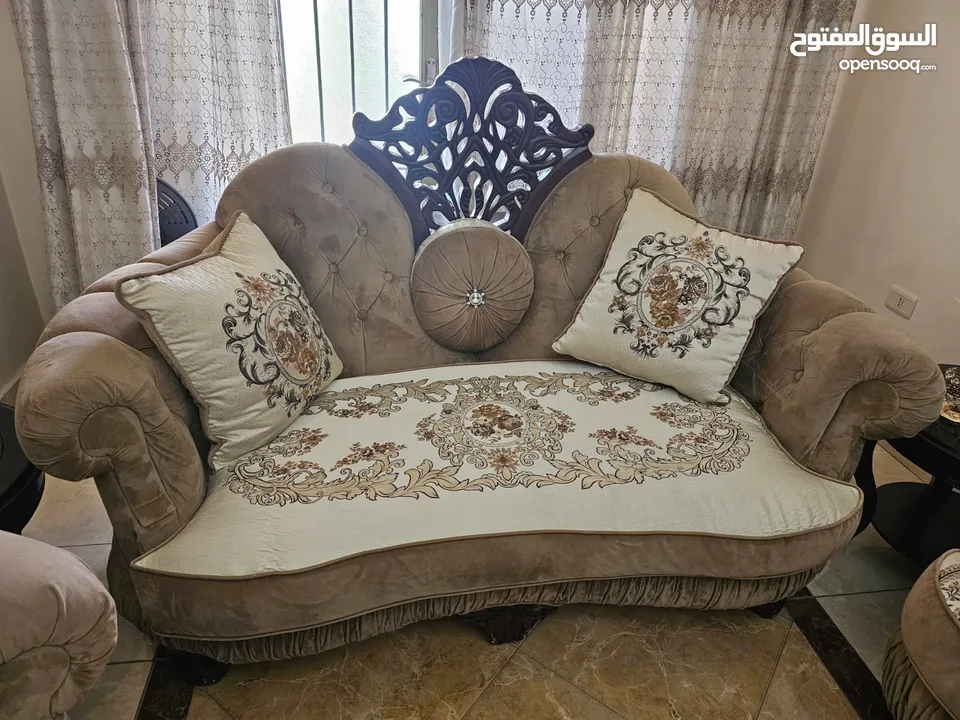 طقم كنب فاخر  جيدد عدد 7 مقاعد