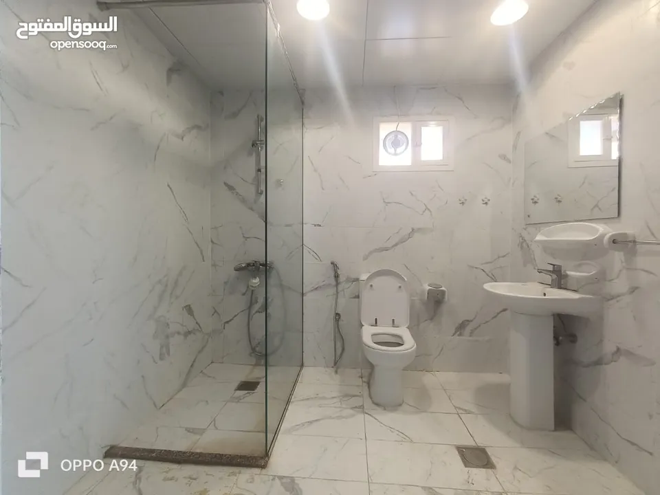 شقه مكونه من 3 غرف وموزع 2 حمام مع روف خاص