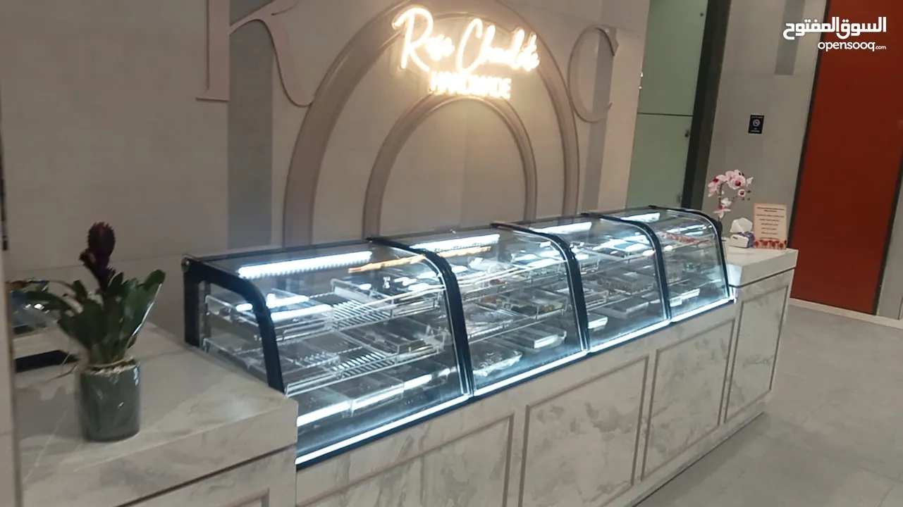ثلاجات لعرض الكيك والحلويات عدد 4 بالاضافة الى شاشة عرض باستعمال بسيط جدا وبسعر مغري