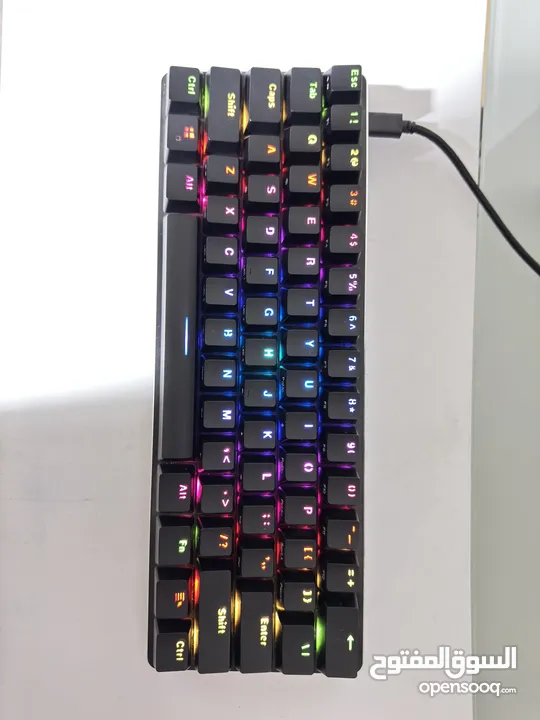 كيبورد گلوريوس RGB ميكانيكال سويتش احمر مع كيكابس احتياطيه وسويتش ريموفر