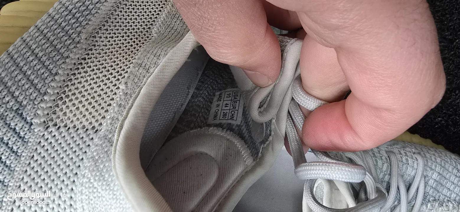 shoes Adidas Yeezy original 43وثلث الابيض اصلي والرمادي قياس 44 كوبي  بحاله ممتازه كانه جديد .