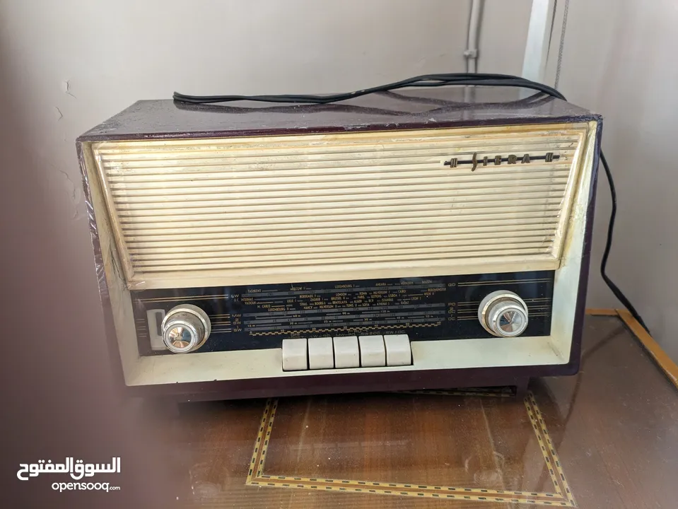 راديو قديم من عام 1950ماركة سيرا