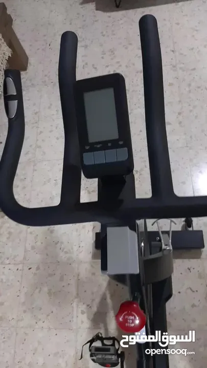 دارجه تمارين ثابته (spinning bike)مخصصة للتمارين الرياضية المنزلية. شبه جديده ونظيفة..
